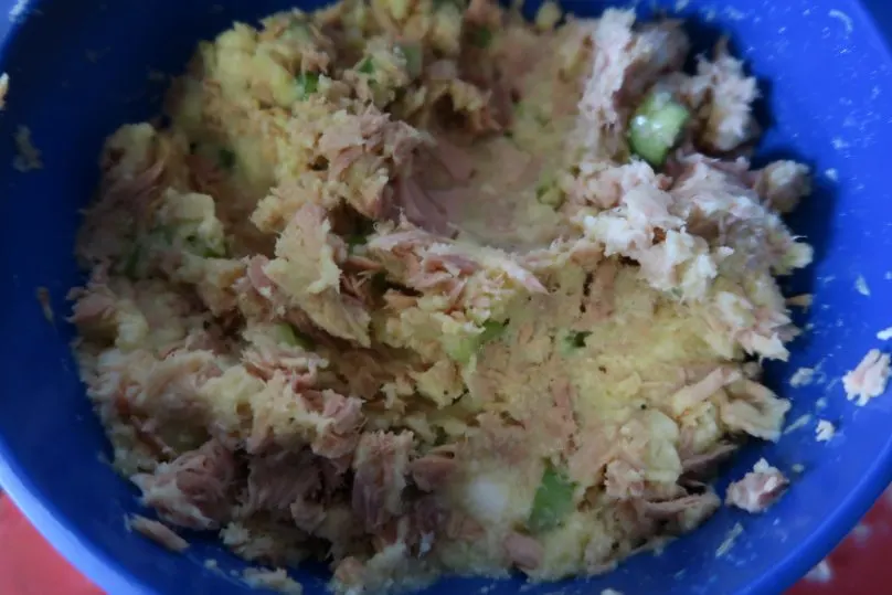 Ultimate lazy tuna fishcakes - mix the ingredients together