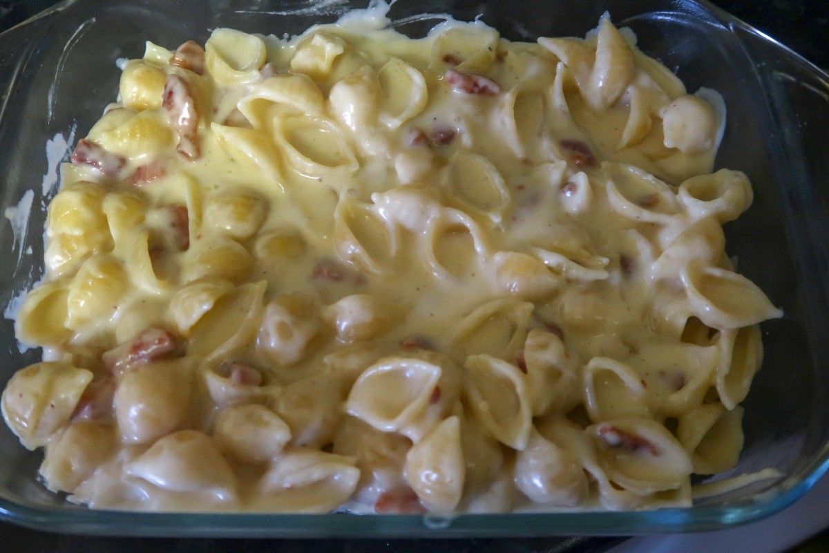 Bacon mac and cheese - pasta and cheese sauce mixed together